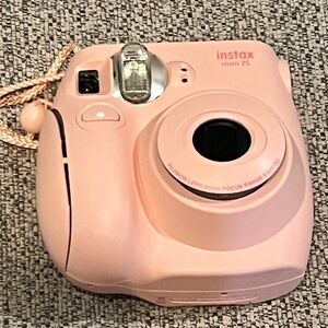 Fujifilm instax Mini 75, like new, pink. Bag included.